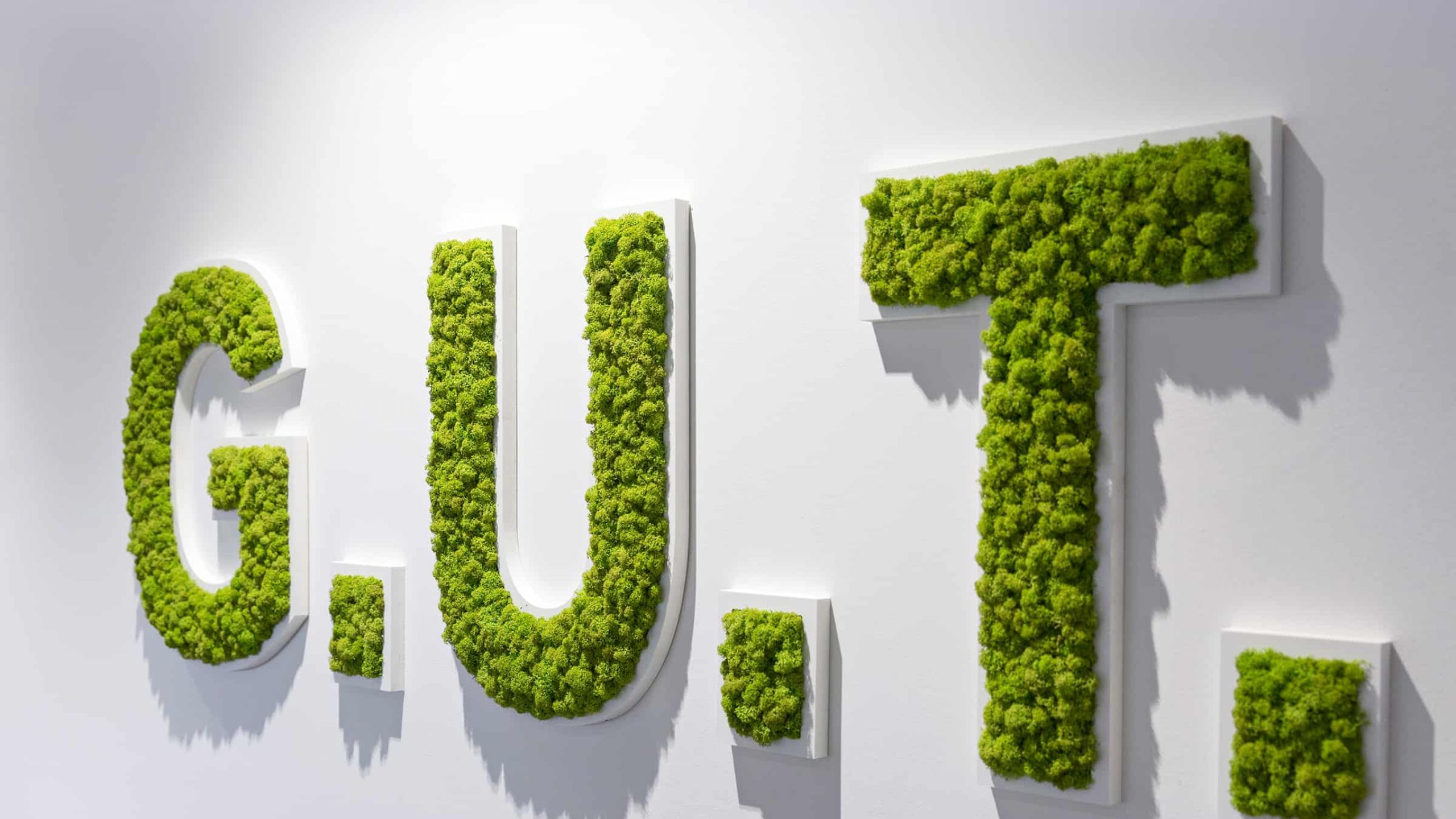 GUT Logo mit Pflanzen bewachsen